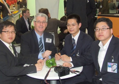 Willem Kokkeel van Jin-Jin met een aantal Chinese producenten rond de tafel