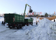 Sneeuw ruimen voor het beursgebouw...
