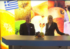 Peter Abma van GR Organics met hostess Maria