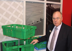 Theo den Heenten van Beekenkamp toont de aardbeienkoelkrat