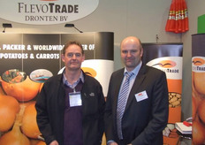 Michael Olij van Moorhouse & Mohan komt buurten bij Piet van Liere van FlevoTrade Dronten