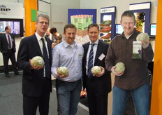 Tim Kenter en Gerard Breed van JH Wagenaar hadden 'Bauer Ted' (midden) meegenomen naar Berlijn. Ted Vaalburg heeft jarenlange ervaring in de knolselderijteelt en vindt het van groot belang om een natuurlijk geteeld product aan te bieden.