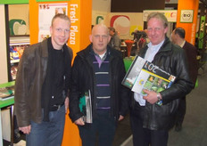 Bert van den Berg en Bas van der Waal hangen de Freshplaza-kalender thuis op. Links de zoon van Bas