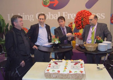 Interfrukt Oslo en Haluco tekenden een convenant, dat beide partijen ertoe verplicht om in 2010 elektronische gegevensuitwisseling tot stand te brengen door middel van de GS1 standaard met behulp van Frug I Com en de Norges Frukt- og Gronnsaksgrossisters Forbund. Rechts: Johan Hensen van Haluco en Harrij Schmeitz van Frug I Com