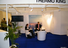 Kay Henze druk in gesprek met een klant