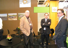 Rien Murre en vliegende kiep Lammert Blikman van TOP, de klanten poseren even mee.