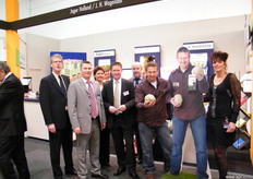 "Jager Holland deelde de stand met J.H. Wagenaar en promoten daarmee "Boer Ted's knolselderij". Hierbij het hele team op de foto met Boer Ted ook in real life erbij."