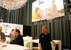Jolanda van Straalen van Fruitpartner poseert trots in de mooie combi stand van Frankort & Koning.