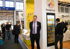 Andries van den Bogert laat nog even het assortiment zien van Ready Fruit.