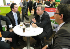 Harm Valckx van Blueberry World/SunBerry druk in gesprek met klanten, we kwamen er niet tussen.