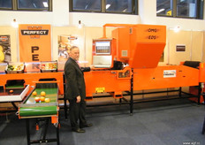Ton Bulsink van Perfect van Wamel laat nog even de enorme machine zien waarmee ze fruit digitaal op het uiterlijk kunnen sorteren.
