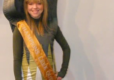 Deze dame liep in een preikostuum namens a Bon over de beurs