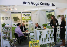 Piet van Vugt in gesprek met klanten. Rechts zijn dochters