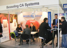 Erik van der Zwet aan tafel en Andre van Dienst in gesprek met klanten