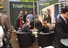 Drukte bij Total Produce. Rechts Amir Hautemann