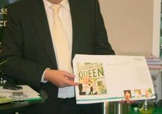 Vorig jaar heeft onze fotograaf zijn hostess de a Bon gefotografeerd en zij is gekozen in de top 12. Hier laat Cees het resultaat zien