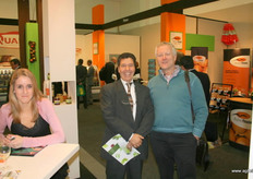 Mohammed Laroussi en radijsteler Piet Zwinkels. Links Corline Boekhout