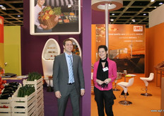 Links Auke Heins bij de vruchtgroenten en Madelinde Daane promootte de uien