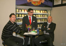 Theo van de Plas met zijn zoon en de man van Combilo.