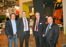 Bij Fruitmasters staan ze 's morgens te wachten op klanten. Deze keer geen namen eronder.