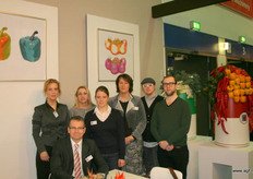 Het Frisco team. Frisco had een nieuwe stand met de groenten uit hun logo verwerkt in soepblikken