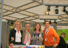 Madelon Slegt en Berenice Wieman-Slegt met de eigenaar van Xeda en zijn zoon