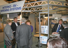 Ton van Santen van Interko legt bezoekers zijn koel- en rijptechniek uit