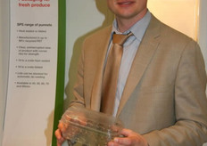 Leo Vermeulen van Sharp INterpack met de nieuwe cratefit punnets