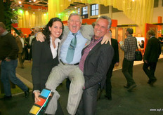 Henk de Jong en zijn dochter lichten Cor van der Kaaij een pootje