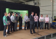 "Ook burgemeester Jan Lonink hield een speech. "Ik ben verguld dat deze jongen ondernemers dit risico durven nemen. Voor sommigen is dit gebied een hoekje van Nederland, maar het geeft wel toegang tot een groot deel van Europa. Nieuwe tuinders kunnen op de zelfde goede samenwerking met de private en publieke sector rekenen!"