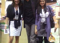 Dirian en collega Carolina van onze spaanstalige site Freshplaza.es met een zangers die speelde op de beurs en gesigneerde cd's uitdeelde