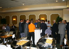 Standhouders en bezoekers van de PMA komen naar de Nederland receptie