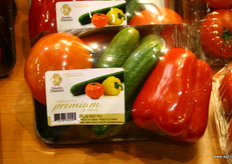 1 vleestomaat, 2 minikomkommers en 1 paprika op een foodtainer