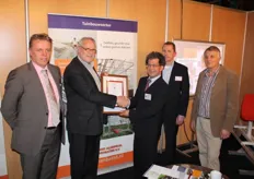 ISO 9001 certificaat voor Batist Westland. vlnr John Lodewijk, Kees Quak, John Berghman, Remco Valstar, Willem Batist