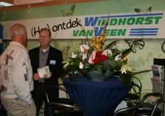 Aad Luijnenburg van Windhorst van Veen in gesprek.