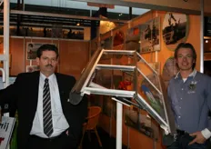 Nico Dalsemgeest en Ron Pelle van Dalsem Tuinbouwprojecten bij de nieuwe aluminium goten.