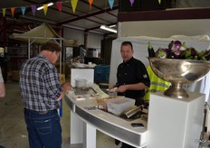 En een kok maakt heerlijke gerechten met aubergines