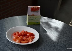 Tomaten proeven met een receptenfolder van The Greenery