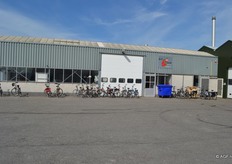 Tegenover is de tomatenkwekerij van Dick van Noord