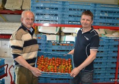 Dick van Noord en z'n vader poseren even bij de tomaten