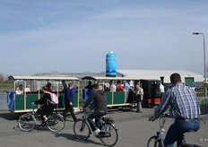 Pentakeep sponsorde een treintje om mensen te vervoeren.