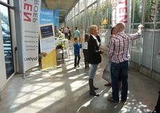 In Etten-Leur konden de mensen onder meer een kijkje nemen bij Kwekerij Wilbert van Oers. Op de voorgrond Heléne van Oers