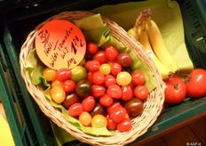 In een winkeltje zijn bio-tomaatjes verkrijgbaar voor 1,28 per 100 gram