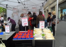Een kraampje midden in de stad met aardbeien, asperges en sapjes. Hier kostten de asperges 1,99 per pond
