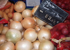 Doux uien. Voor deze bijzondere zoete uien worden goed betaald.