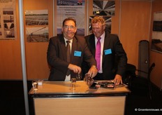 "Leo en Jaap van Zwirs-Knijnenburg spelen "balletje-balletje"