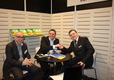 Geert Vilez (l) en Guy de Meyer (m) van Demargro in een enthousiast gesprek
