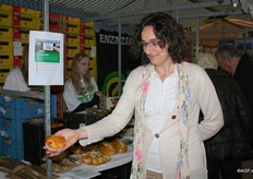 Marjan Tolhoek toont de tomatenmuffin, bereid door de plaatselijke bakker