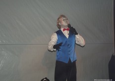 Robot + human energy = cabaret