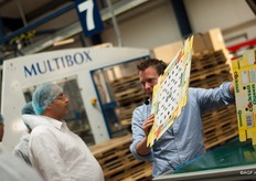 Om deze sorteer- en verpakkingsactiviteiten zo efficiënt en snel mogelijk te kunnen klaren staan in de 3000 m2 grote loods een zestal hightech inpaklijnen paraat.